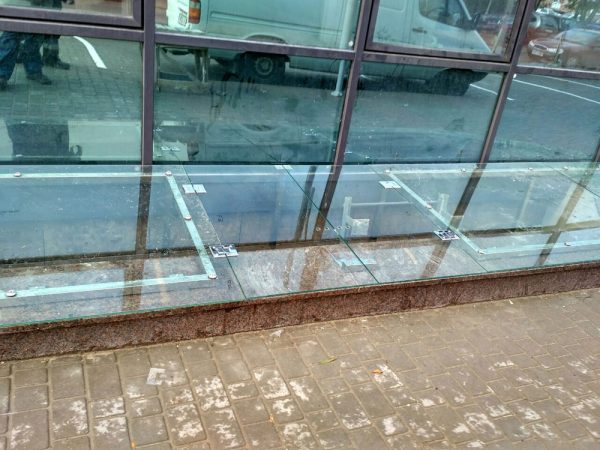 Приямок из стекла с открывающимися дверями